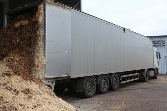 Biokuro tiekėjai vežioja orą – priekabos vis dar pustuštės  