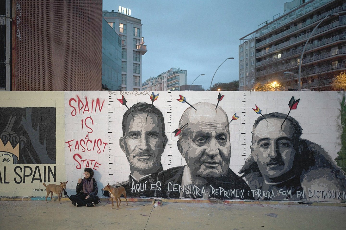 Ispanijos miestų gatvėse protestų metu liepsnoja konteineriai. Protestai beveik kasdien pasibaigia manifestantų ir policininkų susidūrimais ir turto niokojimu.<br>„ZUMA Press“/„Scanpix“ nuotr.