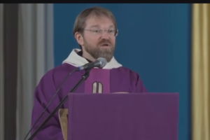 Po homofobiškų išsireiškimų P. Vaineikis atleidžiamas iš Kretingos Pranciškonų gimnazijos kapeliono pareigų