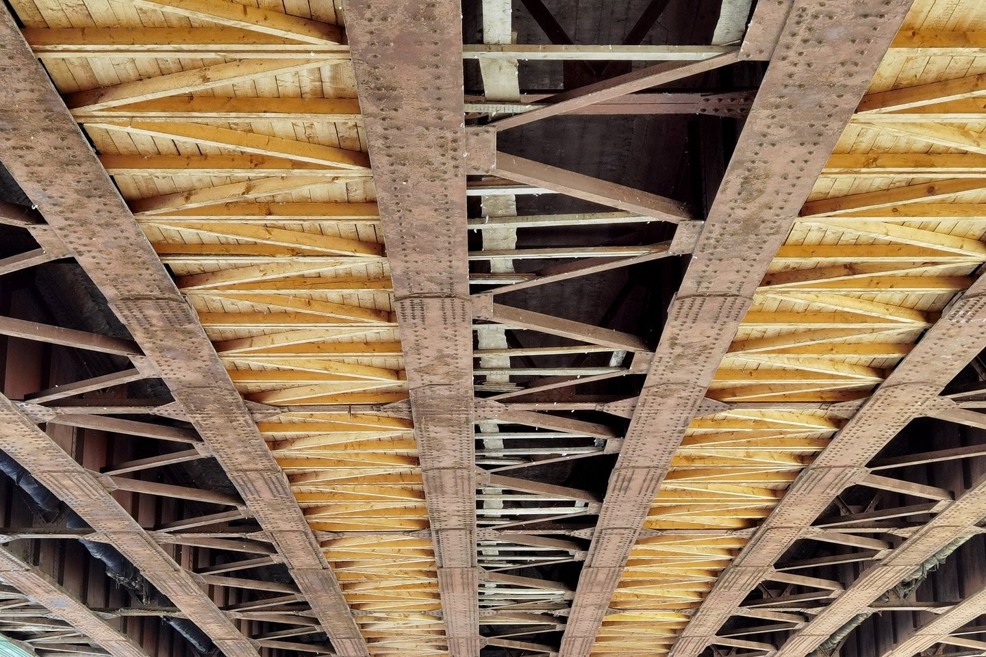 Nereikalingas medines Žaliojo tilto sijas darbininkai išmontavo per savaitę.<br>R.Danisevičiaus nuotr.