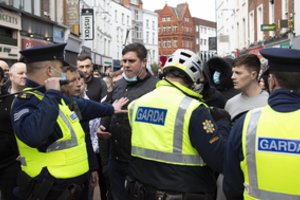 Airijoje šimtai žmonių susirinko protestuoti prieš karantiną, sulaikyti 23 žmonės