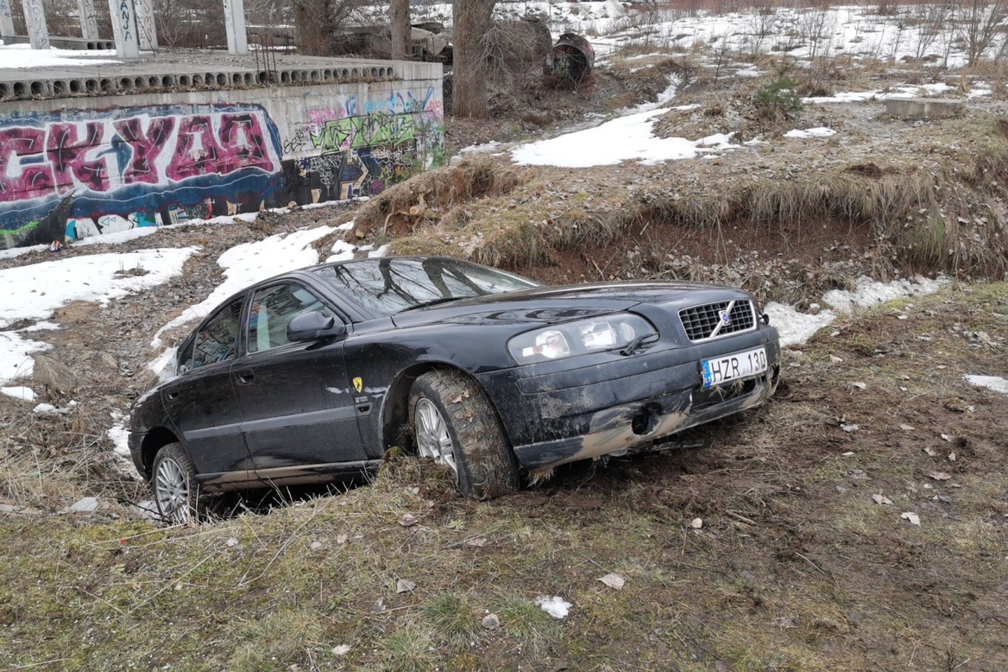  Girtos moters automobilis Vilniuje nuskriejo nuo kelio.<br> R.Danisevičiaus nuotr.