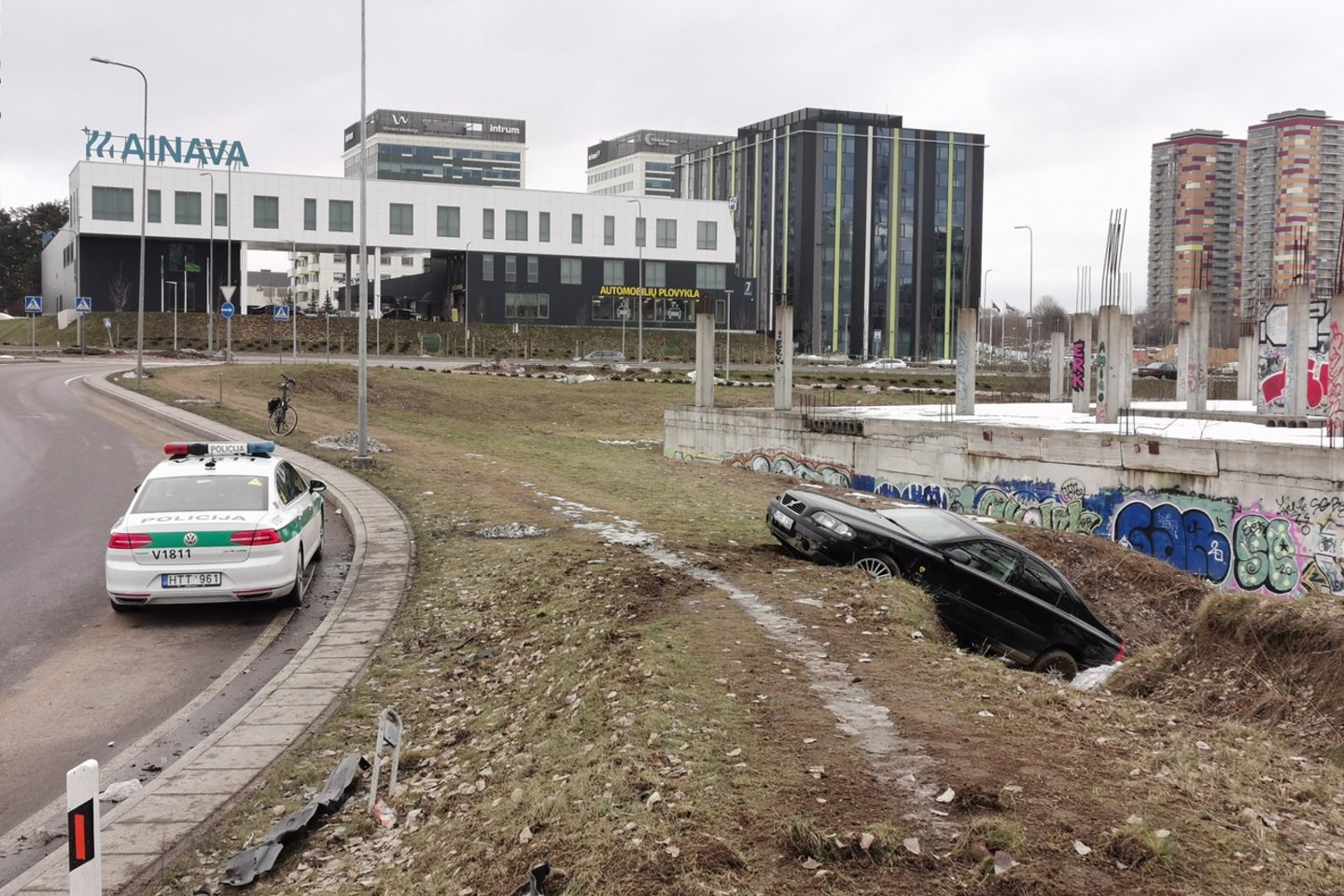  Girtos moters automobilis Vilniuje nuskriejo nuo kelio.<br> R.Danisevičiaus nuotr.