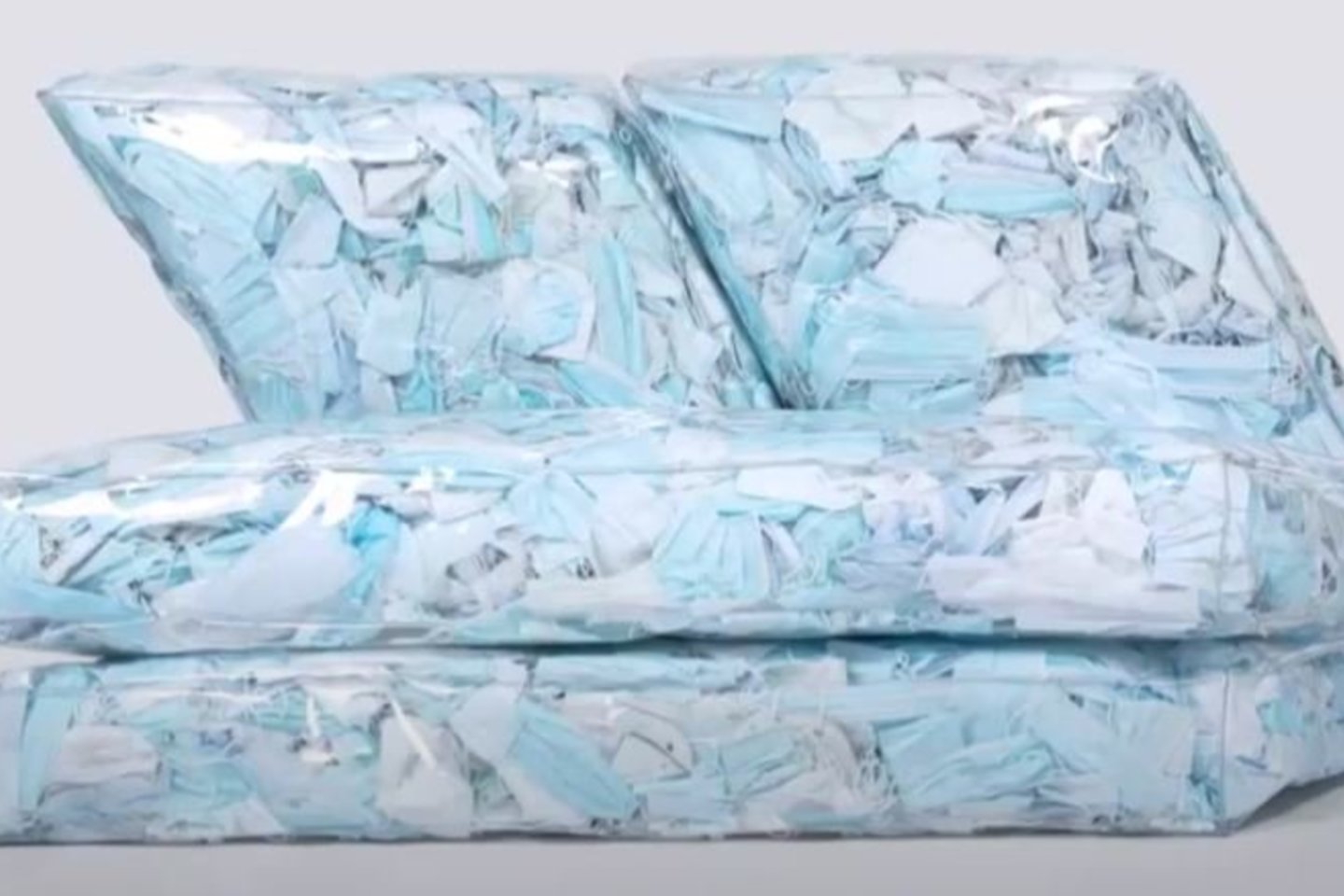 Italų dizaineris Tobias Zambottis norėdamas atkreipti dėmesį į vienkartinių kaukių poveikį aplinkai, sukūrė baldą, primenantį netaisyklingos formos ledkalnį, ir pavadino jį „Couch-19“.<br>youtube.com nuotr.