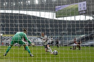 „Tottenham“ sugrįžo į pergalių kelią, „Leicester City“ netikėtai nykiai atrodė su „Arsenal“