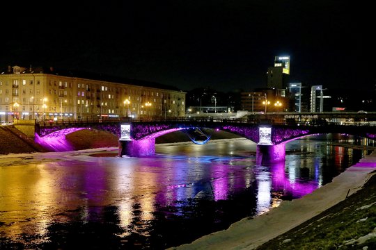 Pasaulinės retų ligų dienos minėjimo proga, sekmadienio vakarą Karaliaus Mindaugo, Baltąjį ir Žvėryno (Seimo) tiltai nušvito pasaulinės retų ligų dienos spalvoms – žalia, rožine, žydra ir violetine.<br>R.Danisevičiaus nuotr.