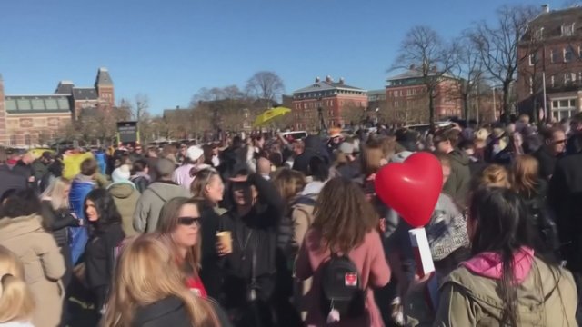Amsterdame įsiplieskė protestas prieš COVID-19 ribojimus: susirinko šimtai