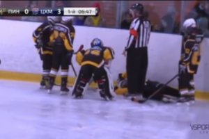 Akimirka iki tragedijos: per ledo ritulio varžybas berniukas trenkėsi į arenos bortą ir paniro į komą