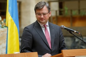 Ukrainos URM vadovas atšaukė du diplomatus, įtariamus kontrabanda