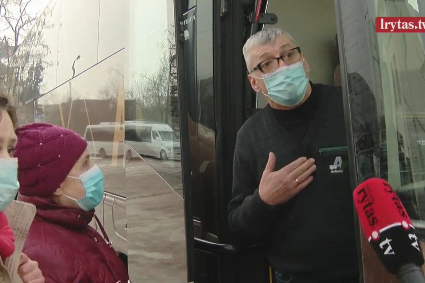 Šalyje pradėjus onkologinius ligonius skiepyti nuo koronaviruso, dramų autobusų stotyse ne viena.<br>„Lietuvos rytas“ TV stop kadras