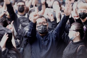 Prie Honkongo teismo minios susirinko palaikyti disidentų