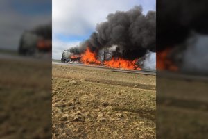 Kauno r. užsiliepsnojo važiuojantis vilkikas – eismas buvo kreipiamas aplinkkeliais