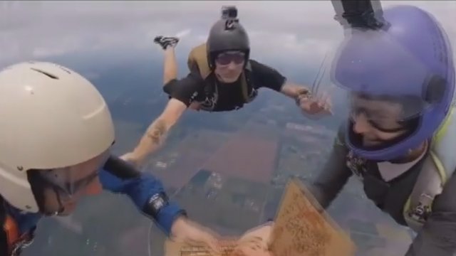 Nutrūktgalviai parašiutininkai nustebino visko mačiusius: mėgavosi pica skrosdami dangų