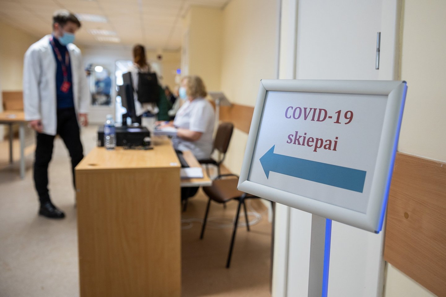 Šalyje daugėja užsikrėtusių COVID-19 infekcija žmonių, kurie buvo sulaukę dviejų skiepų dozių.<br>S.Žiūros asociatyvinė nuotr.