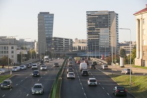 Naujų automobilių rinka Lietuvoje šiemet smuko daugiau kaip 40 proc.