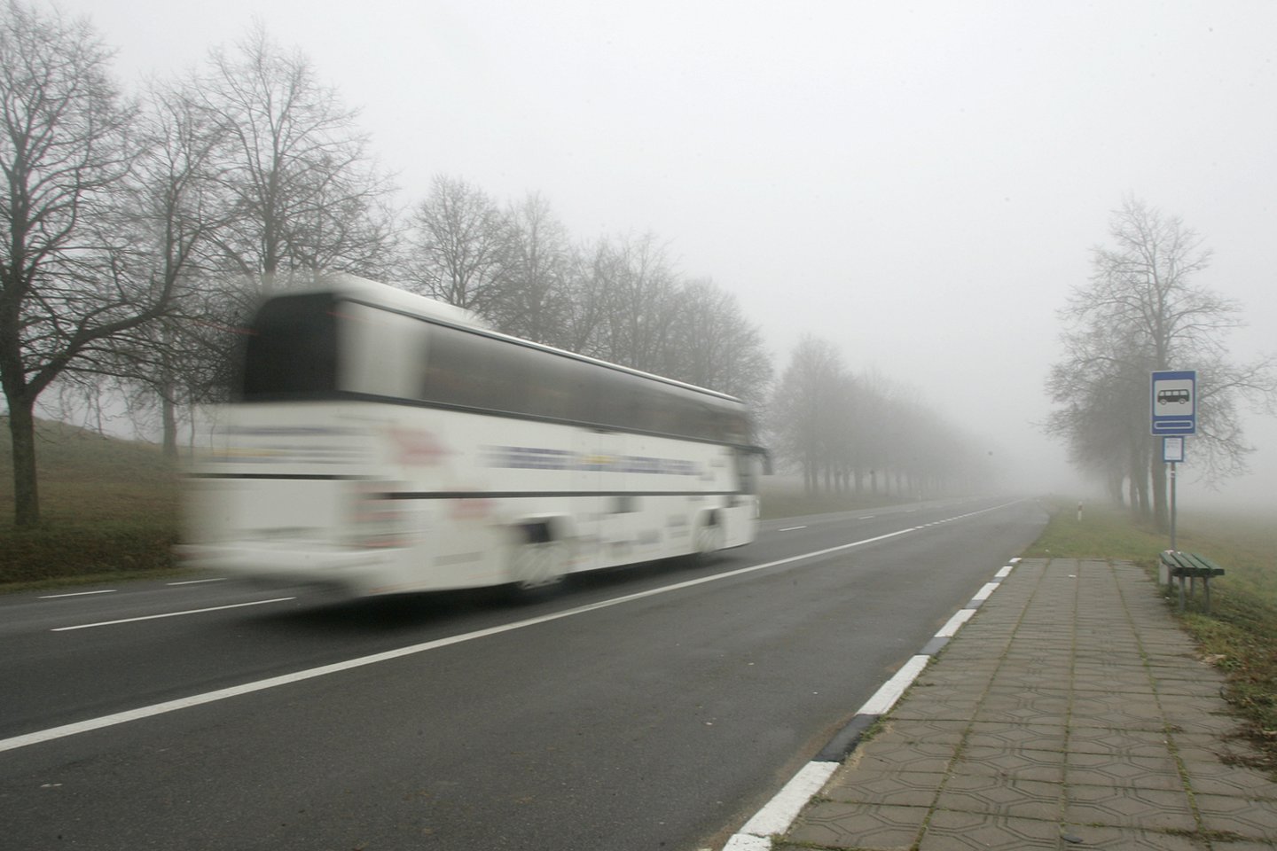 Keleivinių autobusų reisai po truputį atsigauna, tačiau vežėjai per mažai stengiasi prisitaikyti prie žmonių poreikių, sako Lietuvos transporto saugos administracija (LTSA).<br>T.Stasevičiaus nuotr.