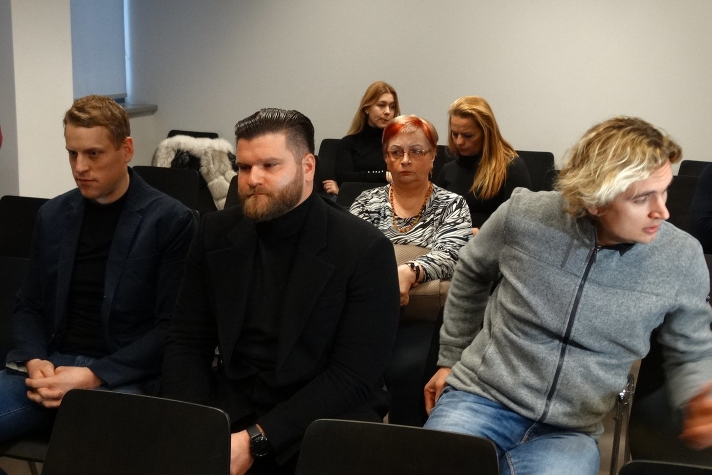  "Grožio chirurgijos" byloje kaltinto gydytojo E.Čiuplevičiaus (nuotr. viduryje) advokatas teigė, jog, jog žiniomis, mediko mirtis nėra smurtinė. <br> M.Patašiaus nuotr.