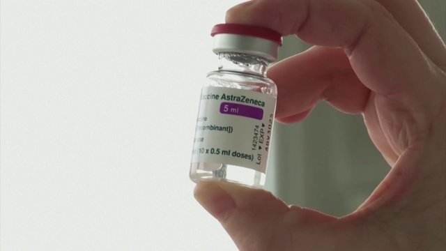 Prancūzija atlaisvina „AstraZeneca“ vartojimą: skiepys ir vyresnius, ligų turinčius asmenis