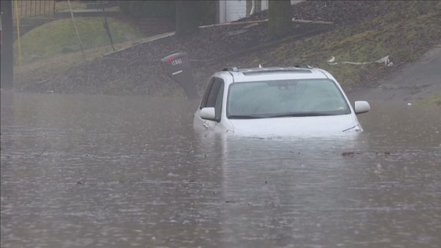 Kentukyje skelbiama nepaprastoji padėtis: po gausaus lietaus kyla vandens lygis, baiminamasi potvynio