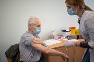 Senjorų eilės prie vakcinacijos centro Klaipėdoje badė akis: paaiškino, kas lėmė niūrų reginį