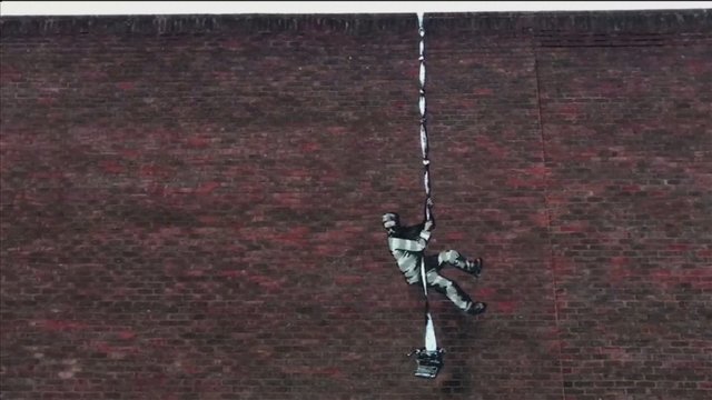 Aptiktas naujas paslaptingojo Banksy kūrinys: pasirinko buvusio kalėjimo sieną