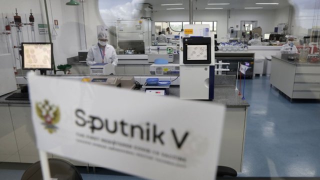 Su didžiausiu mirtingumu kovojanti Slovakija sulaukė pirmosios „Sputnik V“ vakcinų siuntos