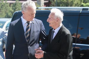 Nuo COVID-19 paskiepytas 91-erių G. Nausėdos tėtis Antanas