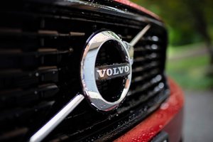„Volvo Cars“ skelbia, nuo kurių metų gamins tik elektromobilius