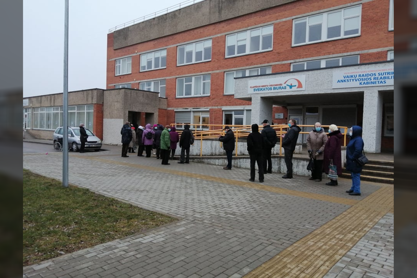 Skirtingai nei kituose miestuose, Klaipėdoje nesudaryta galimybė garbaus amžiaus gyventojams vakcinos nuo COVID-19 laukti bent jau pakenčiamomis sąlygomis.<br>Skaitytojo nuotr.