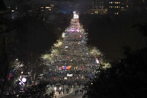 Negyjančios karo žaizdos neleidžia Armėnijai išbristi iš krizės