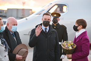 Į Lietuvą atvyko Estijos prezidentė K. Kaljulaid: oro uoste ją pasitiko G. Landsbergis
