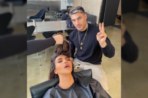 Stilisto kėdėje užmigusi Kim Kardashian tapo apkalbų centru: „Nekenčiu tavęs“