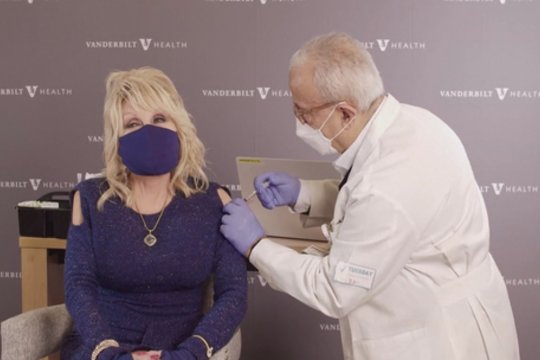 Pasiskiepijo legendinė JAV kantri muzikos žvaigždė Dolly Parton