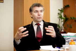 Gaisro dėl Holokausto sukėlėją V. Rakutį prisivijo skandalingi pareiškimai: dujų kameras vadino „labai humaniškomis“