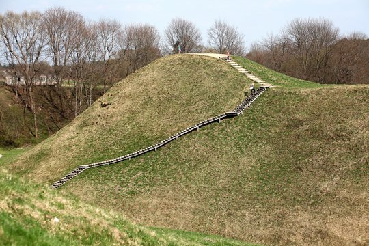 UNESCO saugomoje Kernavėje slenka vieno piliakalnio šlaitai