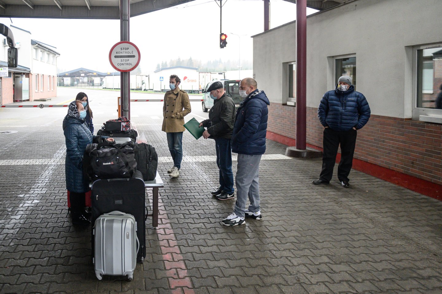 Visi į Lietuvą grįžtantieji ar atvykstantieji privalės turėti ne seniau nei prieš tris paras atliktą tyrimą COVID-19 ligai nustatyti ir gautą neigiamą atsakymą.