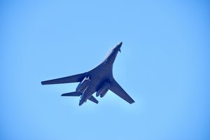 Demonstruojant NATO pasirengimą virš Lietuvos praskriejo JAV bombonešis B-1B ir NATO naikintuvai