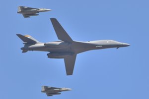 Iš Norvegijos pakilę JAV strateginiai bombonešiai dalyvauja pratybose virš Baltijos jūros