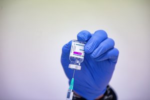 Susėmė suklastotas COVID-19 vakcinas platinantį tinklą: konfiskuota tūkstančiai netikros vakcinos dozių