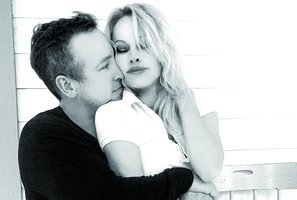 Pamela Anderson su vyru interviu davė gulėdami lovoje 