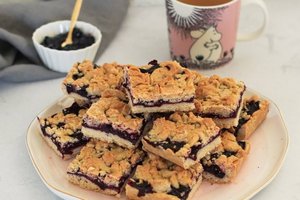 Lengvai pagaminamas ir labai gardus trupininis pyragas su šaldytomis uogomis