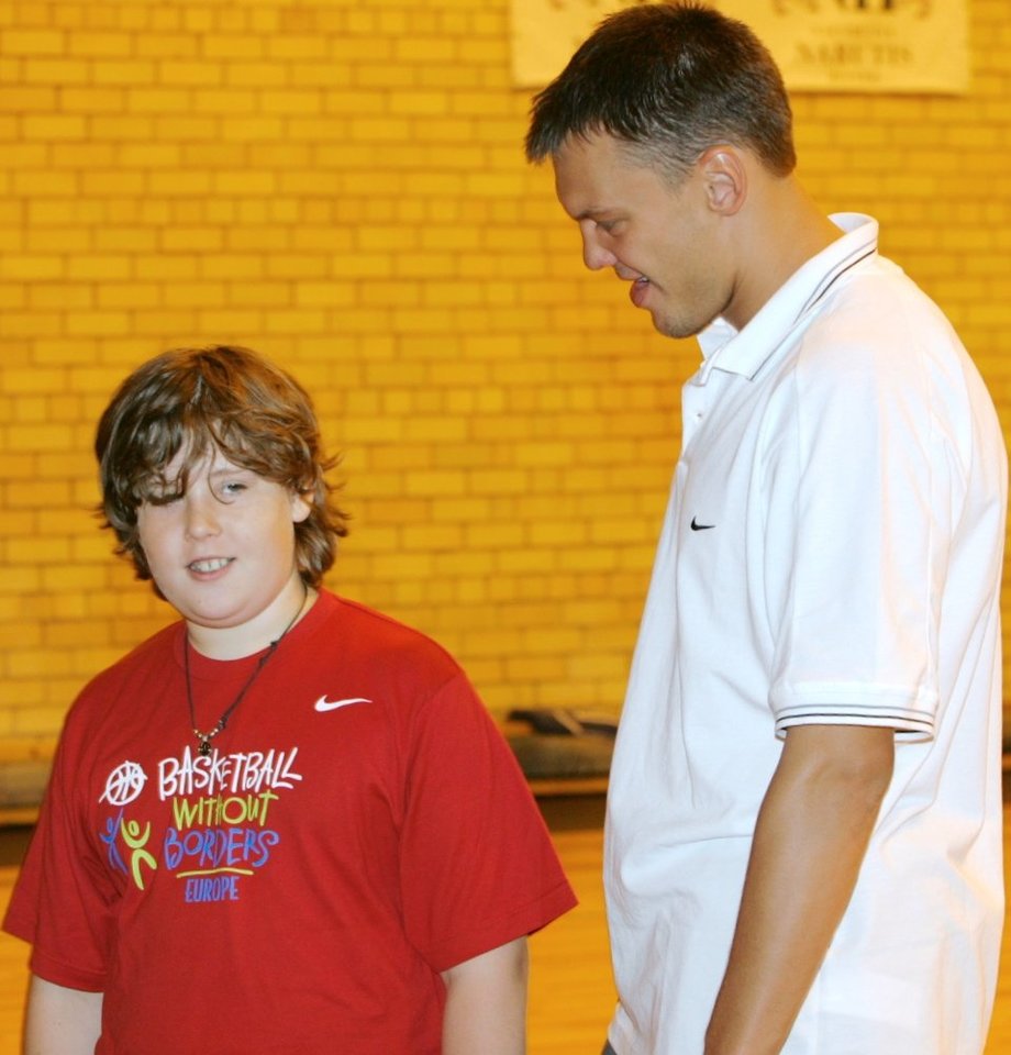  Iš NBA atvykęs Š.Jasikevičius moko vaikus krepšinio paslapčių. 2006-ieji.<br> V.Ščiavinsko nuotr.