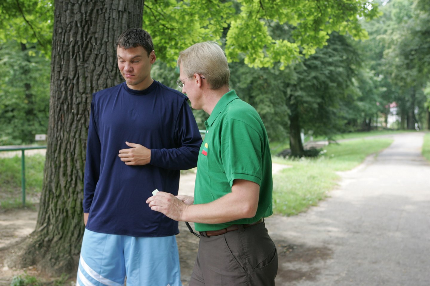  Kauno ąžuolynas 2007-aisiais. Š.Jasikevičius klausosi fizinio rengimo trenerio V.Mikalausko patarimų.<br> A.Barzdžiaus nuotr.