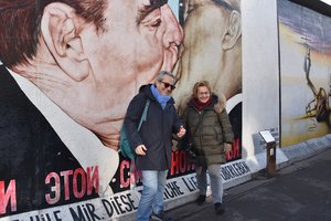 EK iškėlė svarstykles – sieks, kad už tą patį darbą moterims ir vyrams būtų mokama vienodai