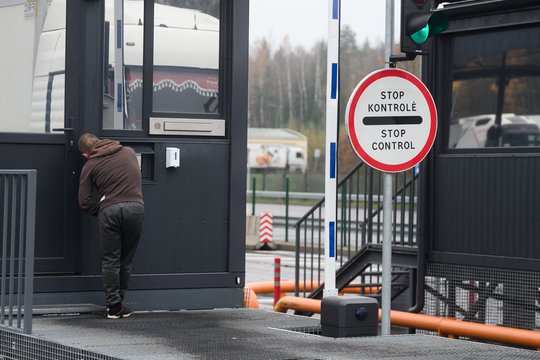 Aštuonias paras Lietuvos pareigūnų izoliuotas rusas negavo maitinimo ir žinių