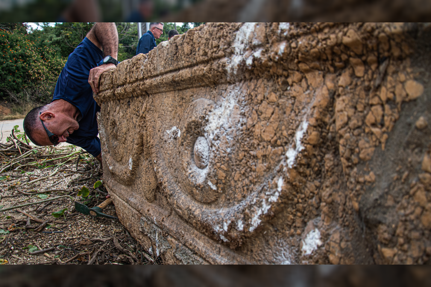  Zoologijos parke netoli Tel Avivo miesto (Izraelis) atrasti du senoviniai akmeniniai karstai, kuriuose kadaise galėjo būti vyro ir žmonos palaikai.<br> Yola Schwartz / IAA nuotr.