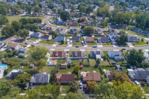 Amerikietiška svajonė – mielas namas su gėlynais tekainavo vos 7 tūkst. eurų 