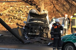 Kaune visureigis „Mercedes-Benz“ nuvertė stulpą, sustojo eismas