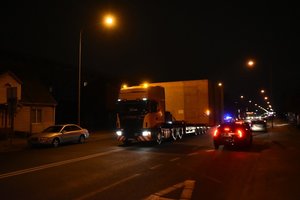 Panevėžio gatvėmis naktį pravažiavo įspūdingo dydžio negabaritinis krovinys