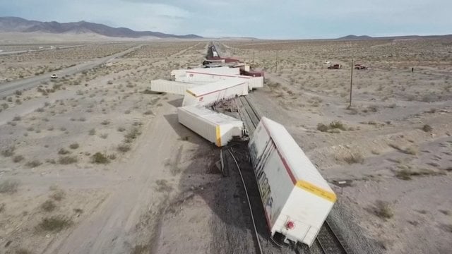Pietų Kalifornijoje prekinis traukinys nulėkė nuo bėgių: susidūrę vagonai „užkimšo“ geležinkelio liniją